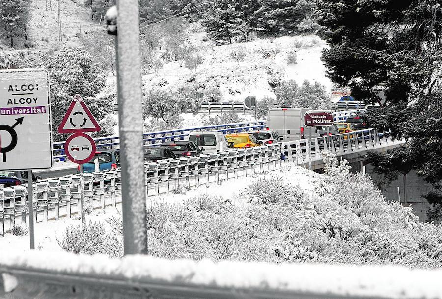 Cola de vehículos que ayer trataban de acceder a la ciudad de Alcoy.