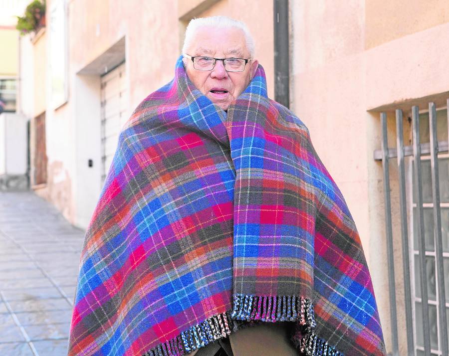 Miguel Cantó, un vecino de 87 años de Bocairent, camina con una manta por el pueblo.