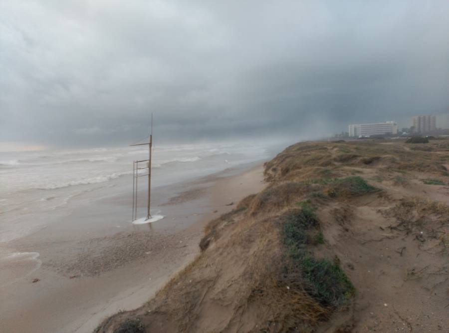 El temporal de lluvia y viento deja importantes desperfectos en las playas de Valencia