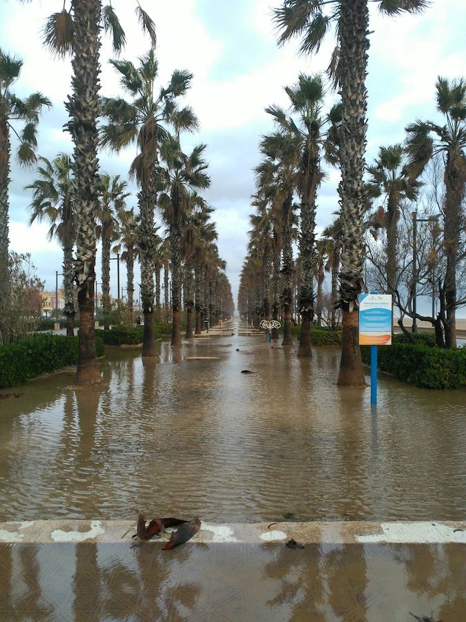 El temporal de lluvia y viento deja importantes desperfectos en las playas de Valencia