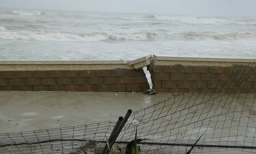 El dañado muro de la playa de El Saler tras una noche en vela