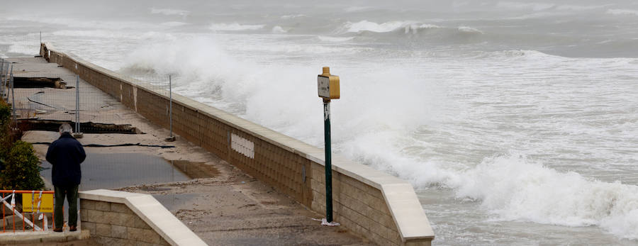 El dañado muro de la playa de El Saler tras una noche en vela