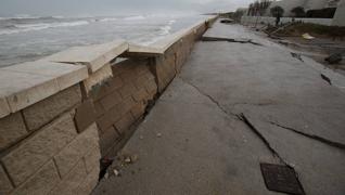 El dañado muro de la playa de El Saler tras una noche en vela