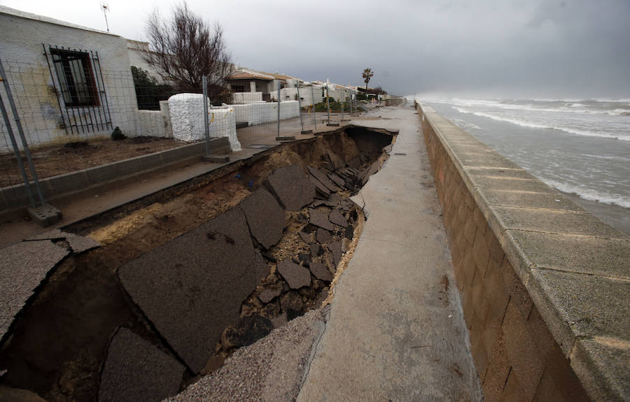 El dañado muro de la playa de El Saler tras una noche en vela