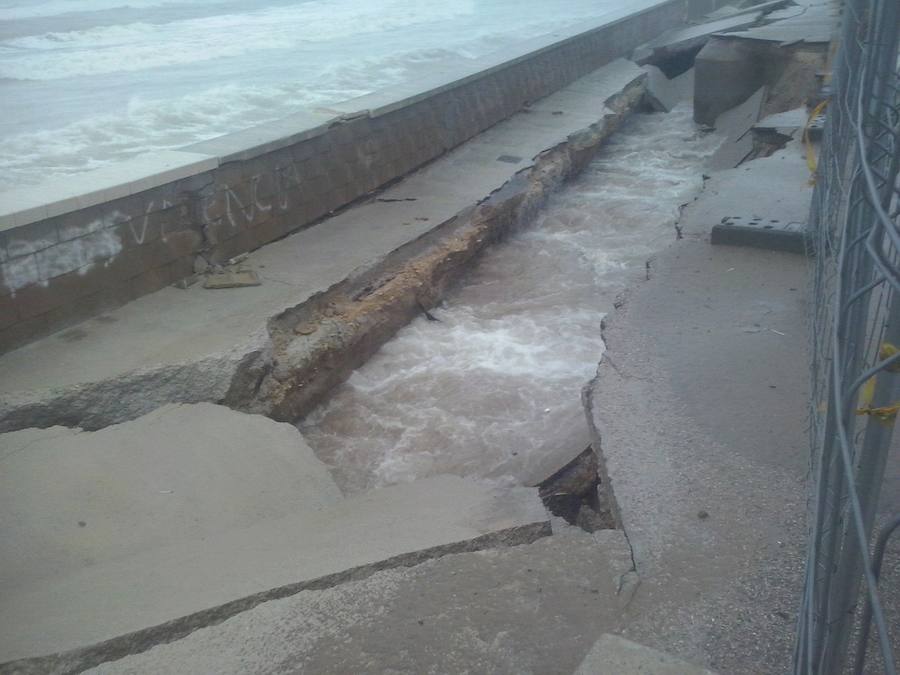 El dañado muro de la playa de El Saler tras una noche en vela