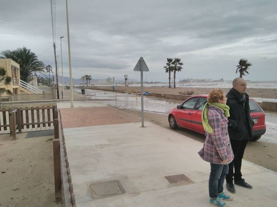 El temporal en el mar destroza paseos y calles en varios municipios de la Comunitat