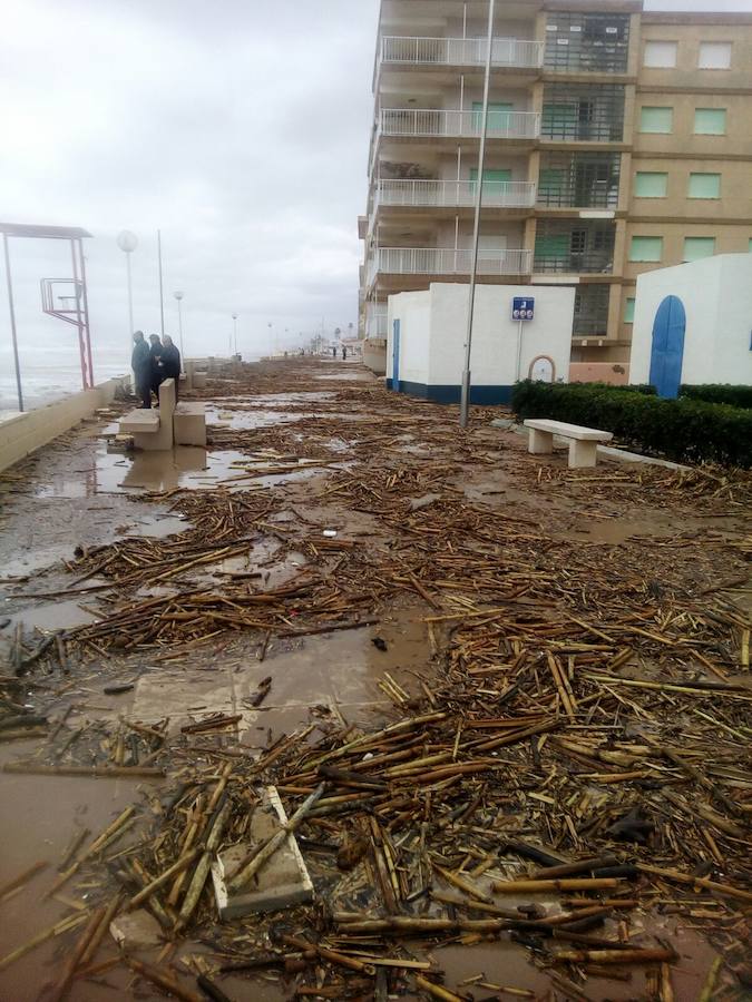 El temporal en el mar destroza paseos y calles en varios municipios de la Comunitat