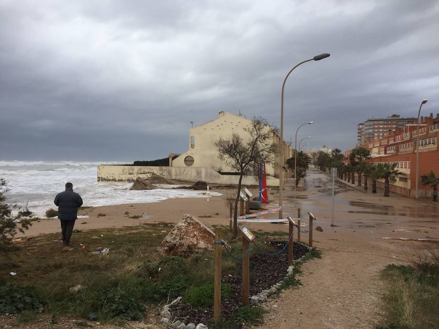 El temporal en el mar destroza paseos y calles en varios municipios de la Comunitat