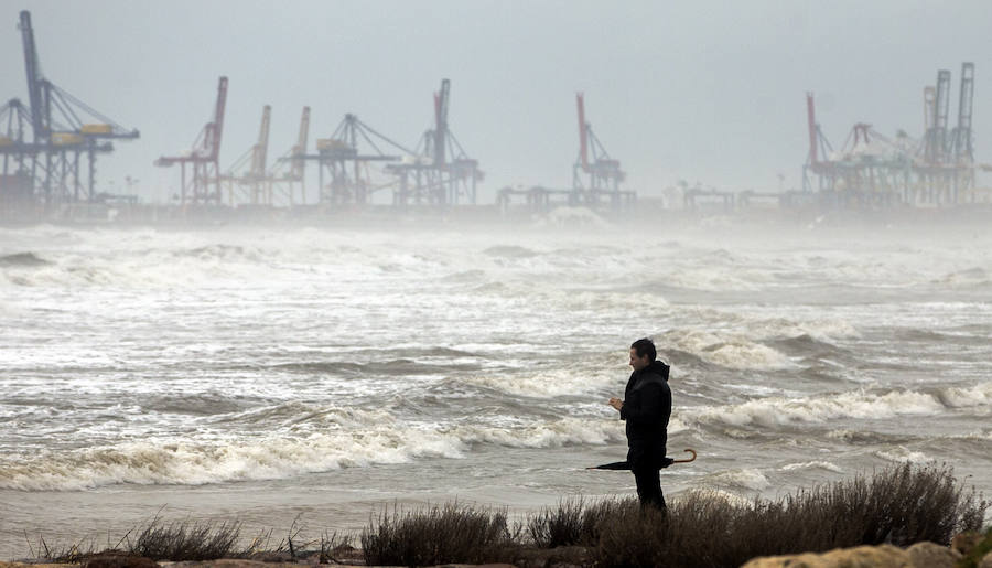 El temporal en el mar destroza paseos y calles en varios municipios de la Comunitat