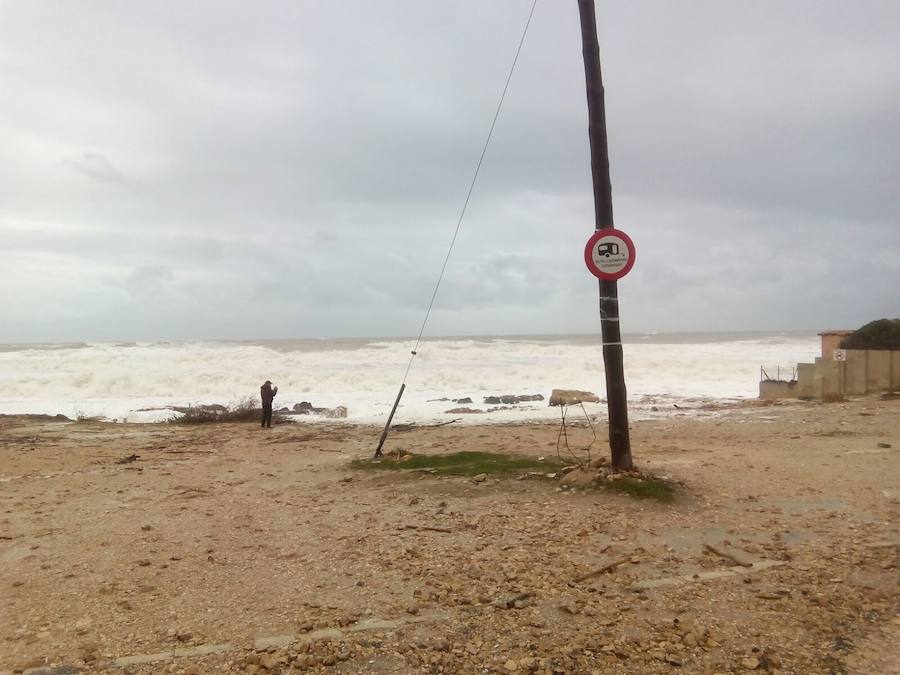 El temporal en el mar destroza paseos y calles en varios municipios de la Comunitat