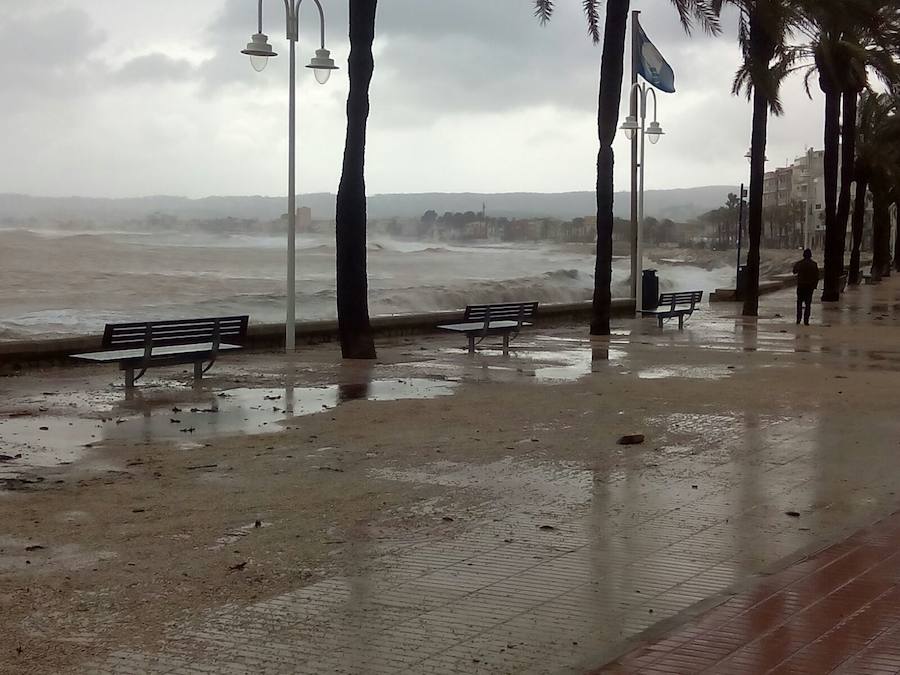 El temporal en el mar destroza paseos y calles en varios municipios de la Comunitat