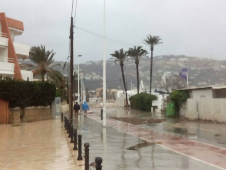 El temporal en el mar destroza paseos y calles en varios municipios de la Comunitat