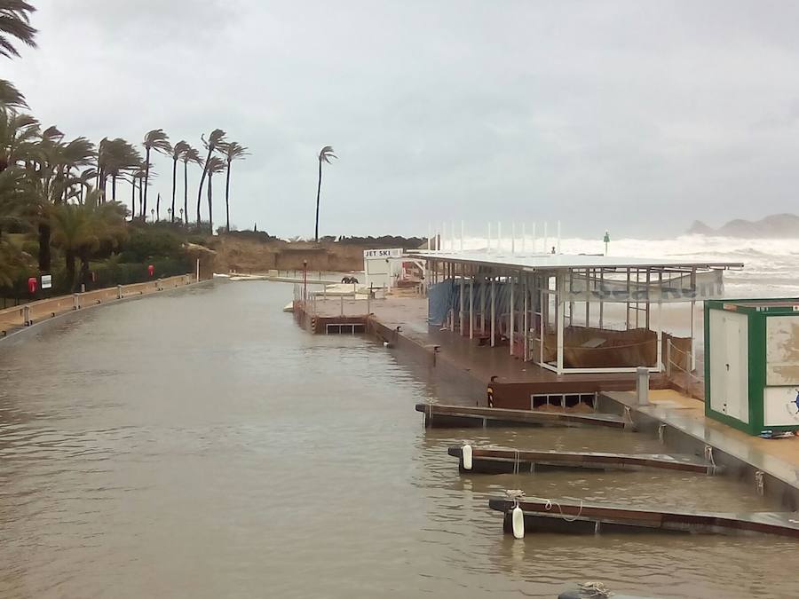 El temporal en el mar destroza paseos y calles en varios municipios de la Comunitat