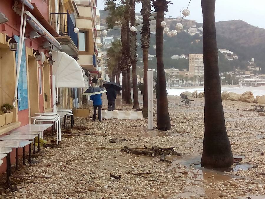 El temporal en el mar destroza paseos y calles en varios municipios de la Comunitat