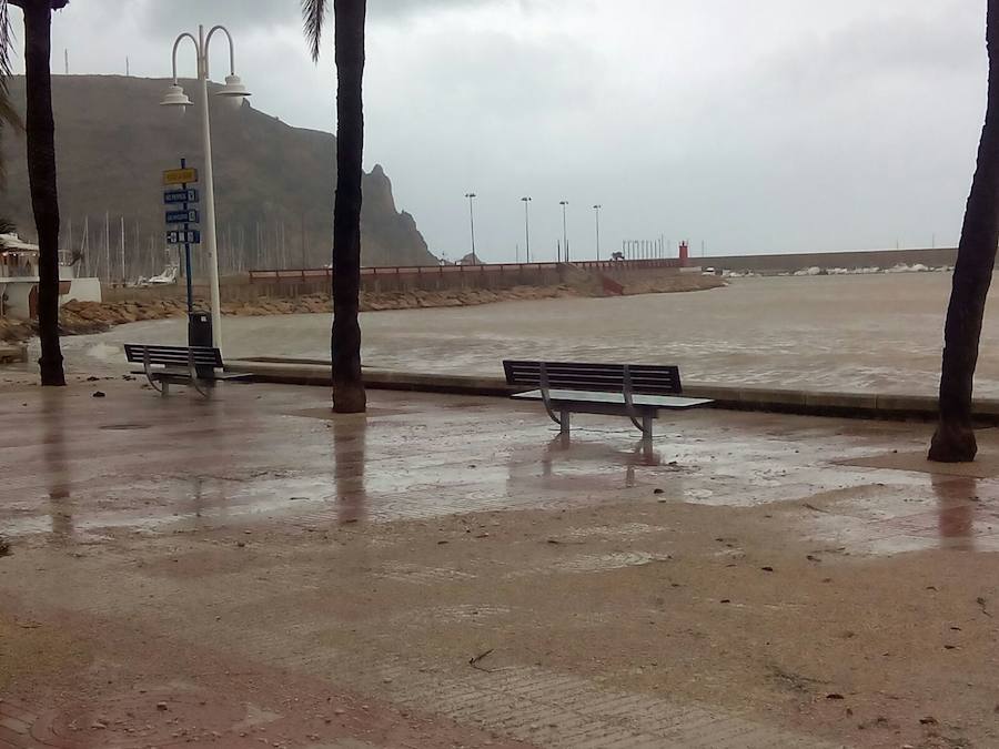 El temporal en el mar destroza paseos y calles en varios municipios de la Comunitat