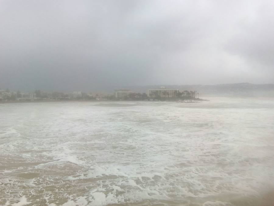 El temporal en el mar destroza paseos y calles en varios municipios de la Comunitat