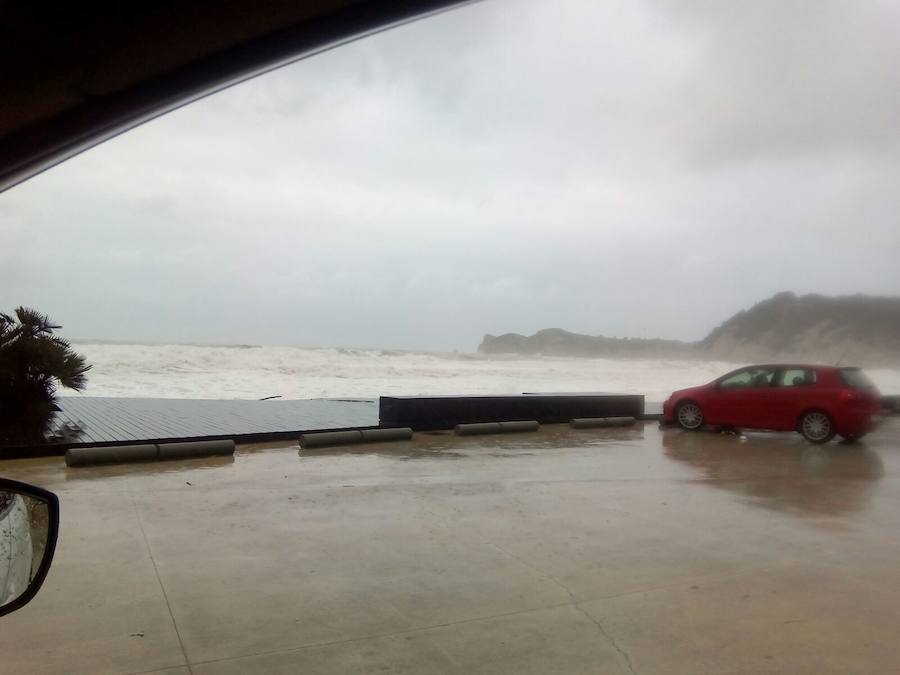 El temporal en el mar destroza paseos y calles en varios municipios de la Comunitat