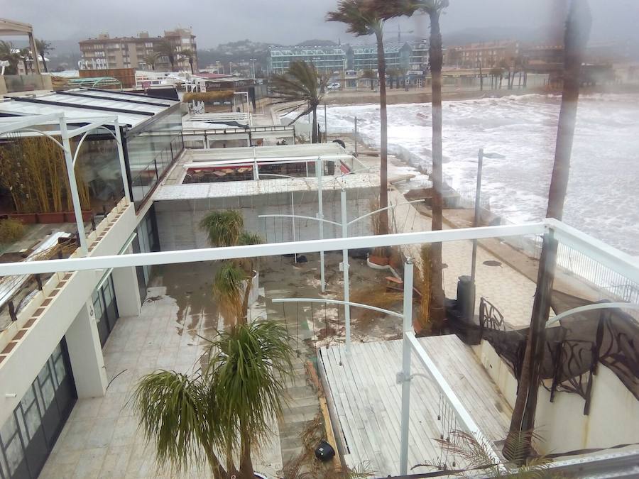 El temporal en el mar destroza paseos y calles en varios municipios de la Comunitat