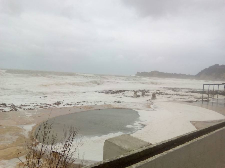 El temporal en el mar destroza paseos y calles en varios municipios de la Comunitat