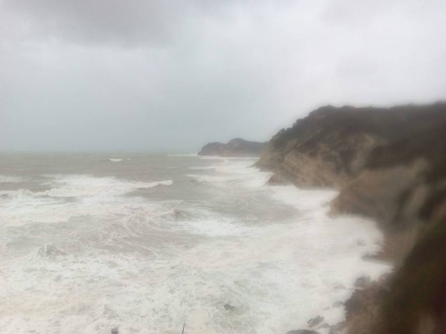 El temporal en el mar destroza paseos y calles en varios municipios de la Comunitat