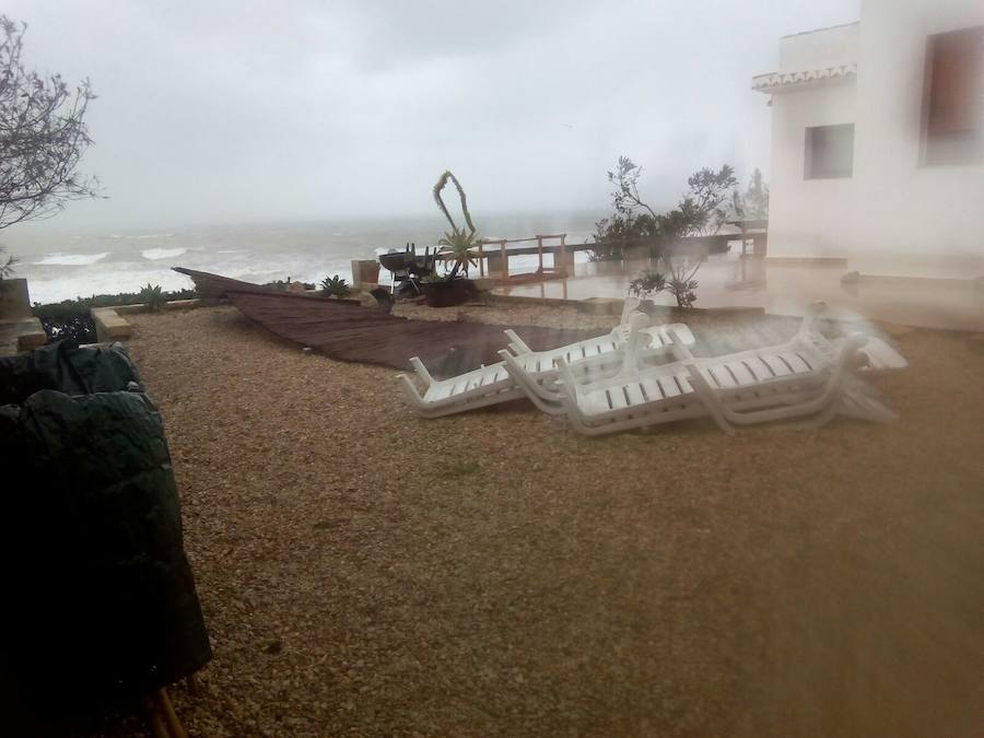 El temporal en el mar destroza paseos y calles en varios municipios de la Comunitat