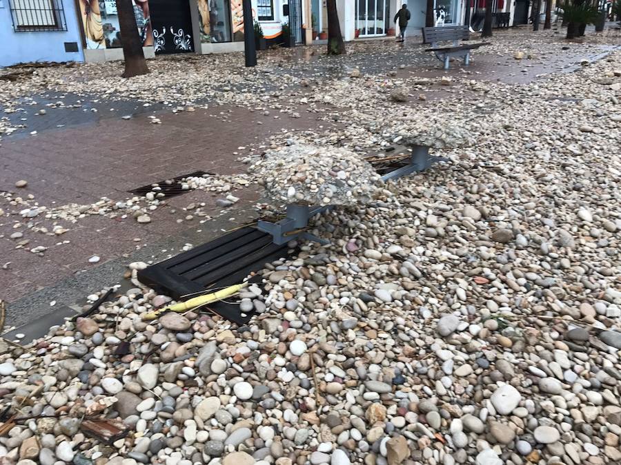 El temporal en el mar destroza paseos y calles en varios municipios de la Comunitat