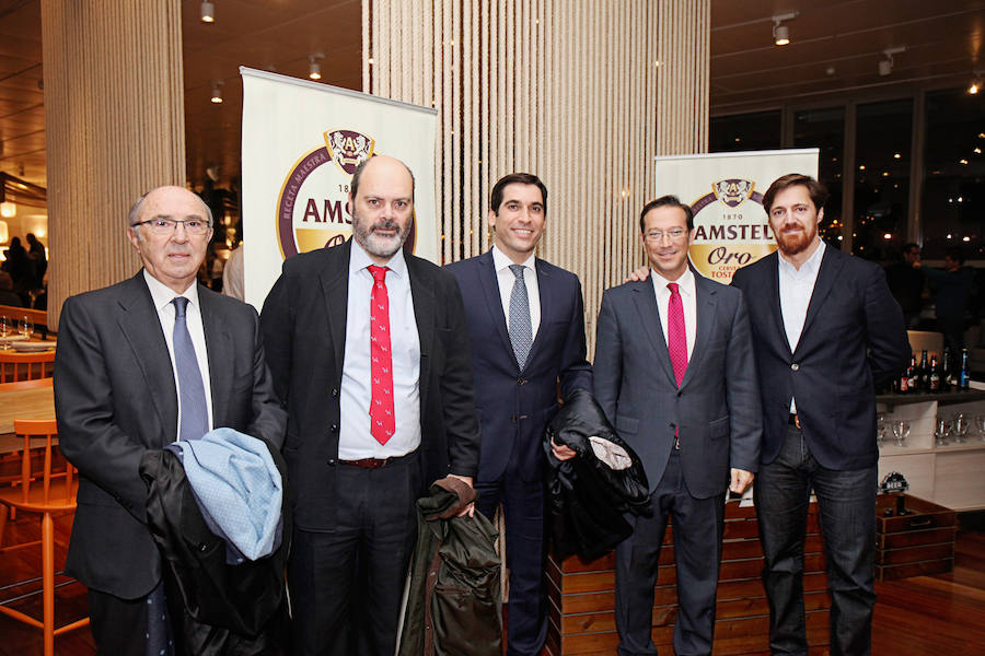 De izquierda a derecha: Pedro Toledano, Adjunto de dirección Las Provincias; Jaime Abella, Director de Gestión Editorial Prensa Valenciana; Miguel Miró, Director General de Ediciones Plaza; Pablo Mazo, Director Regional de Relaciones Institucionales de HEINEKEN España y Borja Rodríguez, Director Regional COPE Comunidad Valenciana.