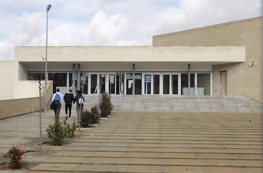 Fotos del instituto de Villena en el que un alumno ha apuñalado a 5 compañeros de clase