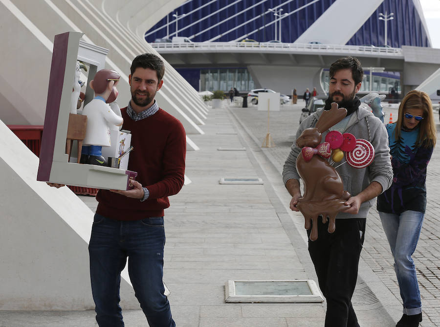 Fotos de los ninots llegando a la Exposición del Ninot de las Fallas 2017