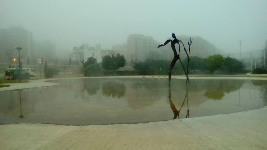 Niebla en el viejo cauce del río Turia (Valencia).