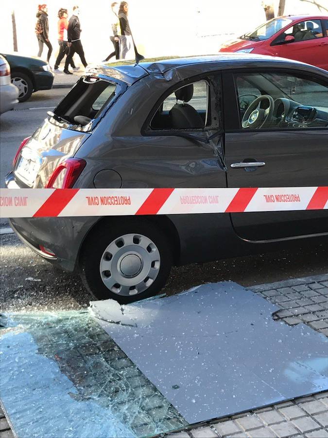 Un cristal cae sobre un vehículo aparcado en Alicante.