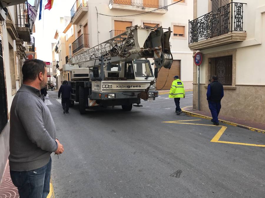 Un tráiler queda encajado en el centro de Benitatxell y colapsa el tráfico