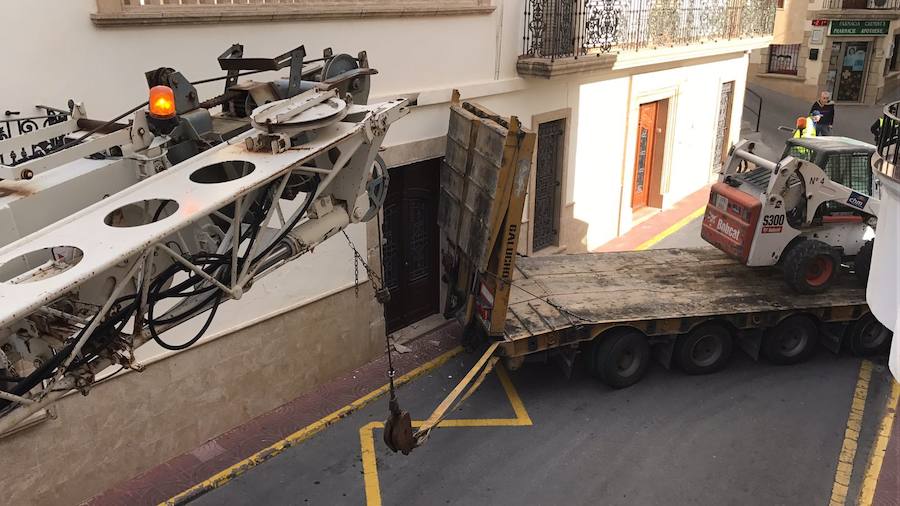 Un tráiler queda encajado en el centro de Benitatxell y colapsa el tráfico