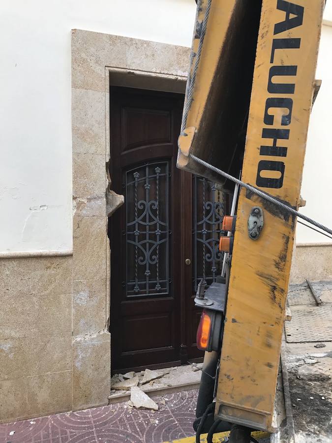 Un tráiler queda encajado en el centro de Benitatxell y colapsa el tráfico