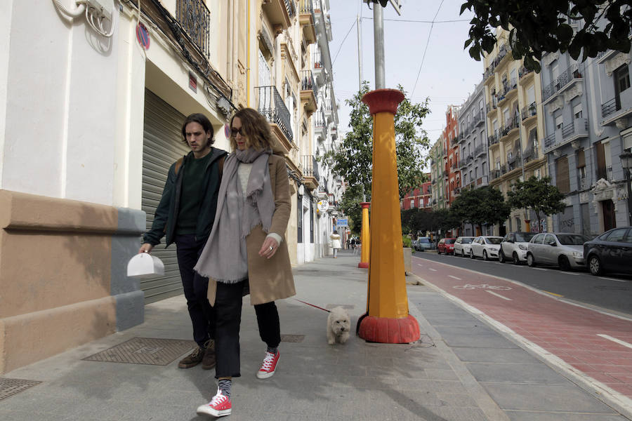 Fotos de los postes para la iluminación fallera en la calle Puerto Rico de Valencia