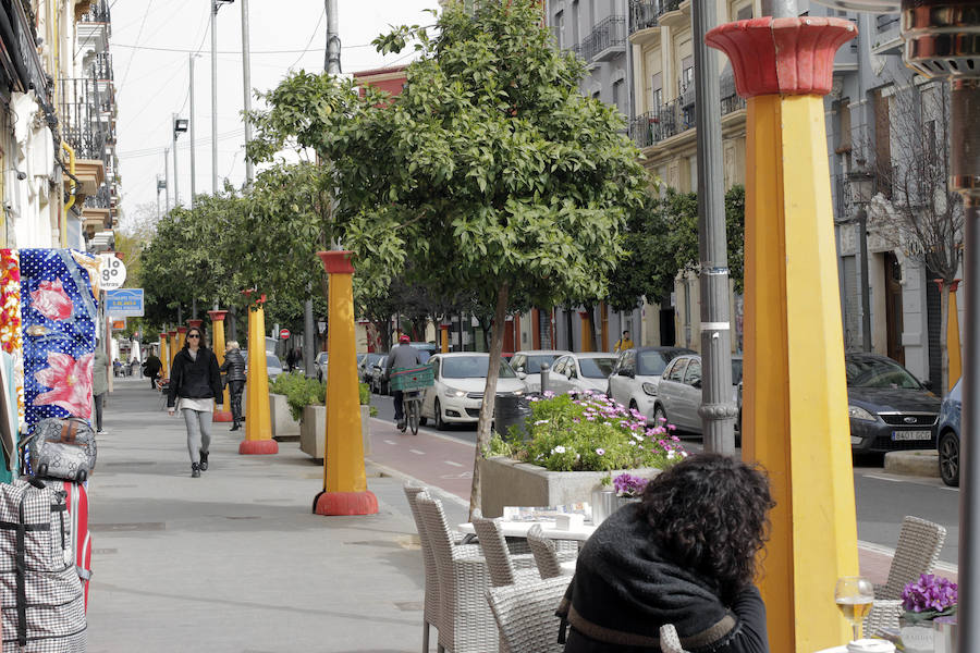 Fotos de los postes para la iluminación fallera en la calle Puerto Rico de Valencia