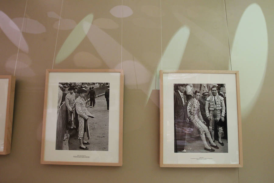 Fotos de la exposición dedicada al torero Manolete en el Ateneo Mercantil de Valencia