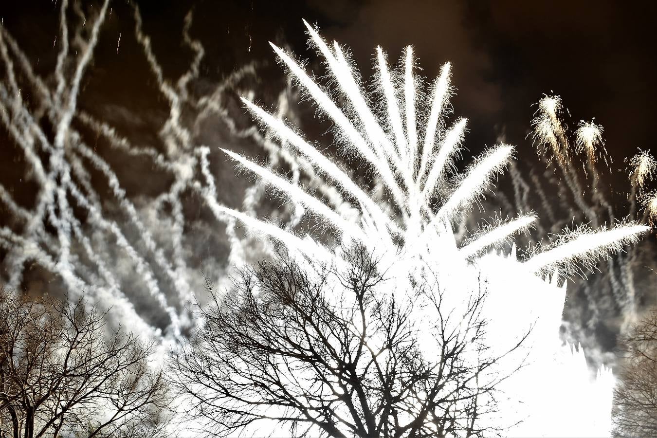 Fotos de la mascletà vertical &#039;Amstel Nit de l&#039;Espolín&#039;