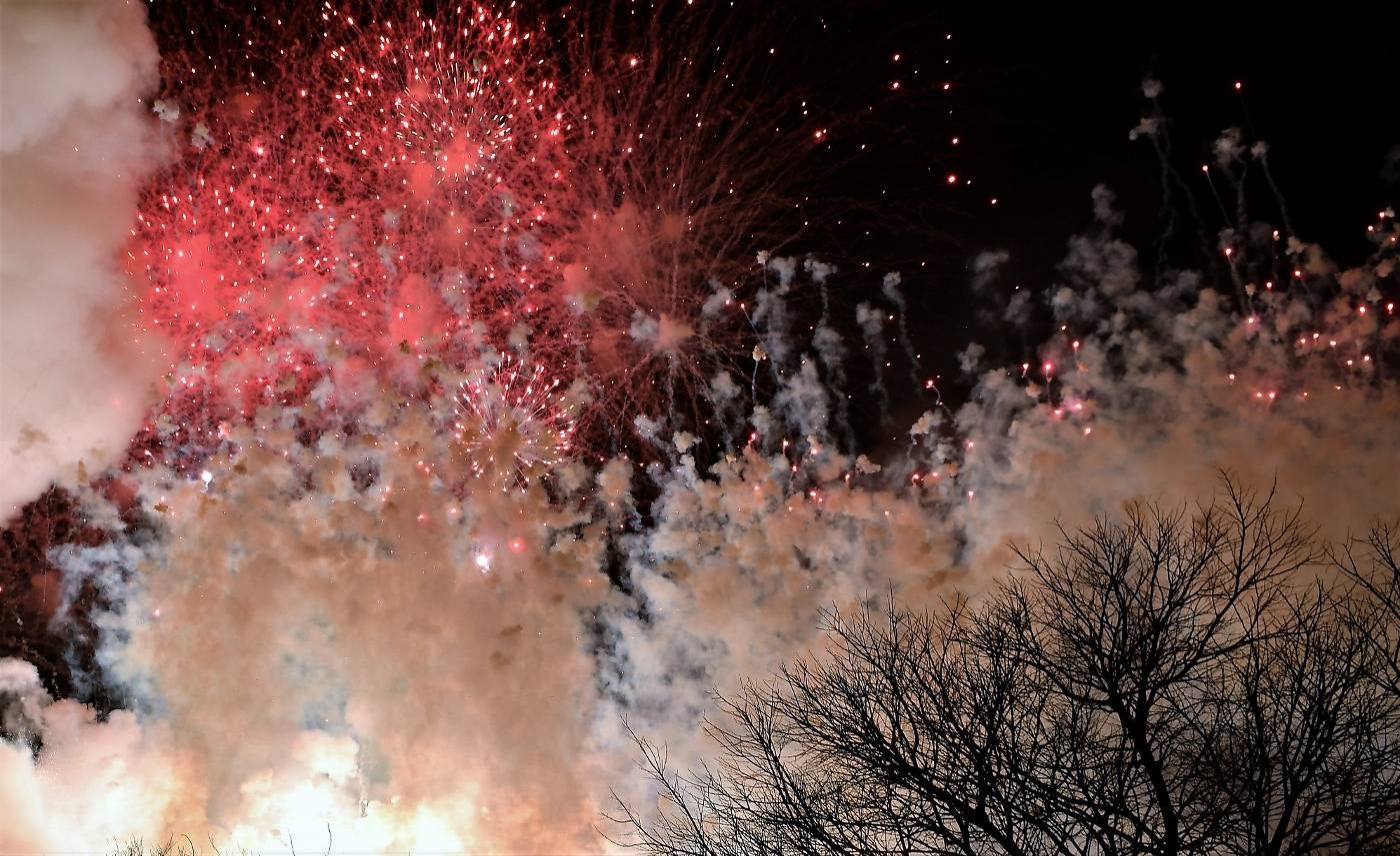 Fotos de la mascletà vertical &#039;Amstel Nit de l&#039;Espolín&#039;