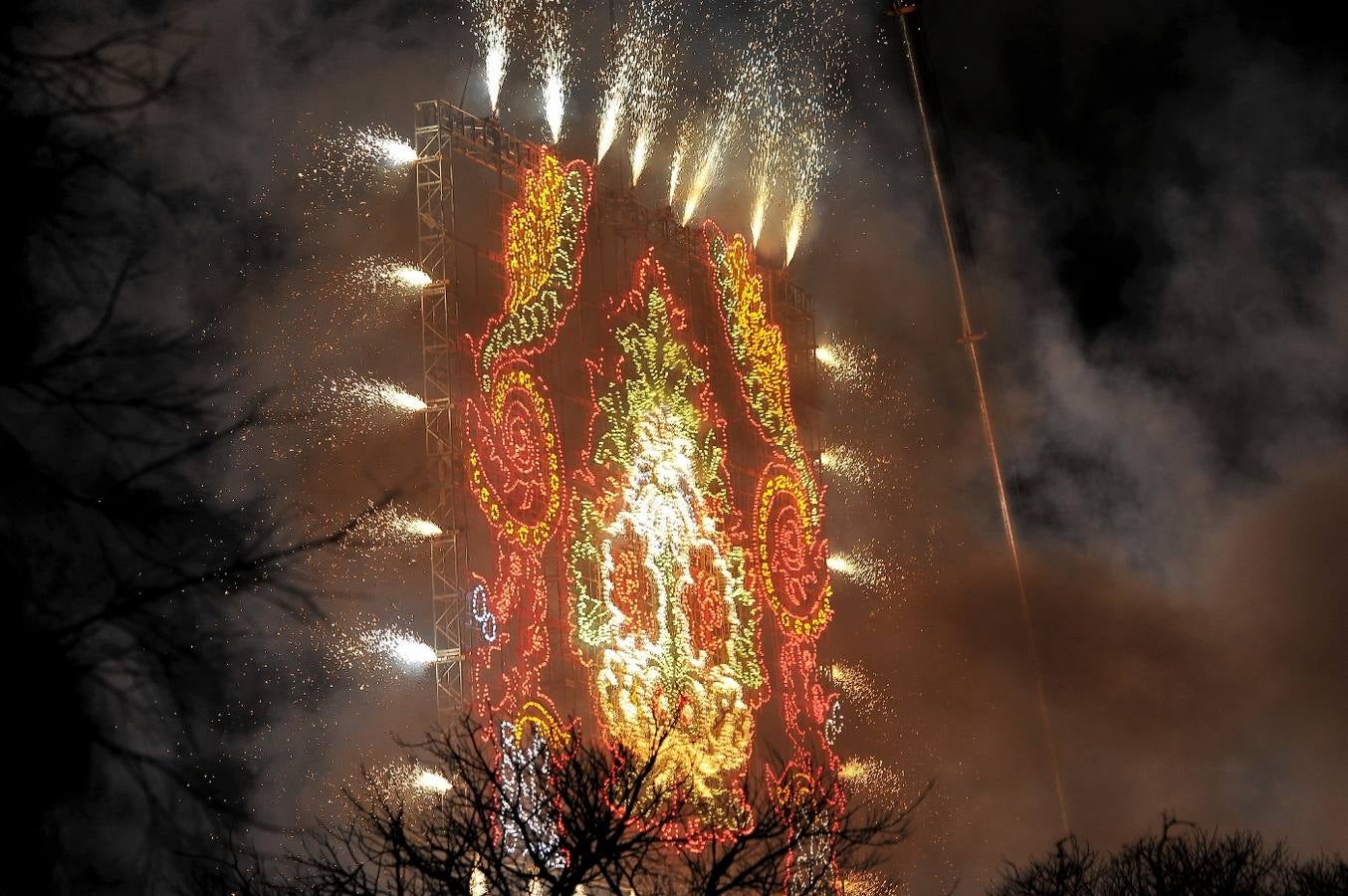 Fotos de la mascletà vertical &#039;Amstel Nit de l&#039;Espolín&#039;