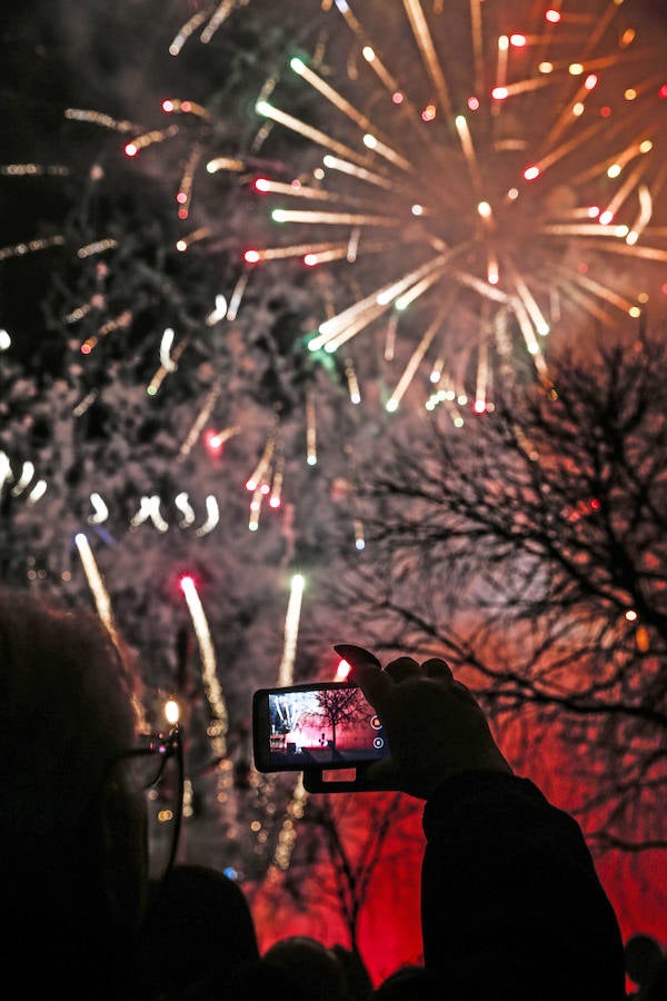 Fotos de la mascletà vertical &#039;Amstel Nit de l&#039;Espolín&#039;