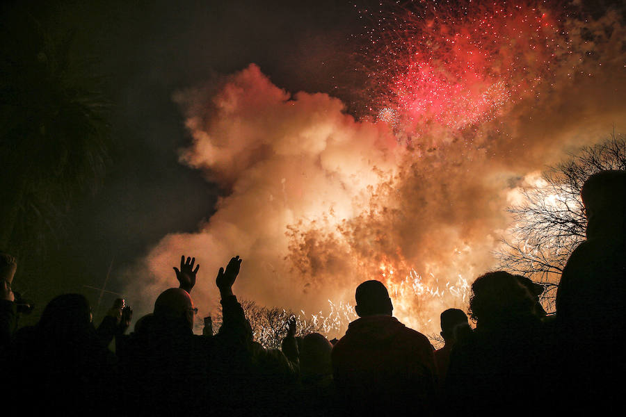 Fotos de la mascletà vertical &#039;Amstel Nit de l&#039;Espolín&#039;