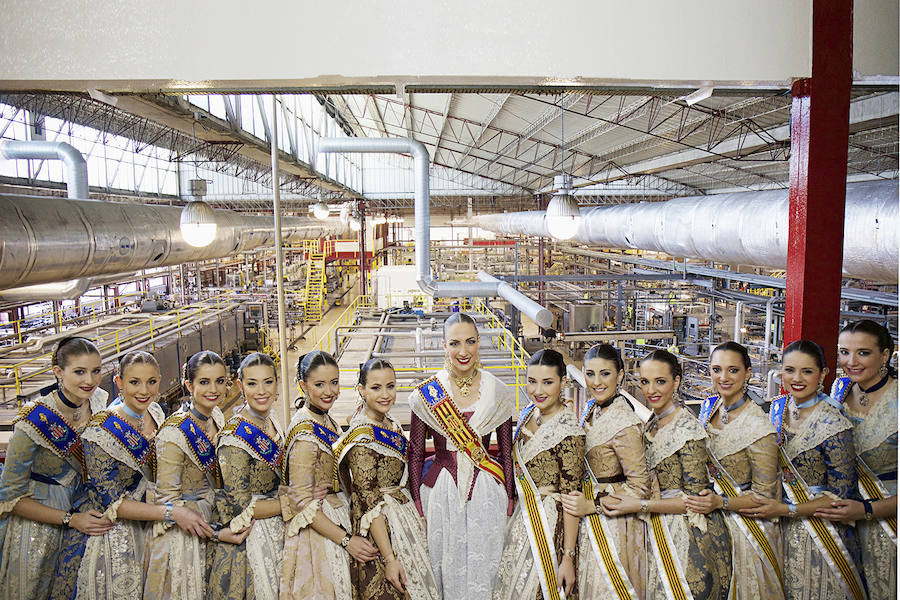 Fotos de la visita de Raquel Alario, fallera mayor de Valencia y su corte de honor a la fábrica de Amstel