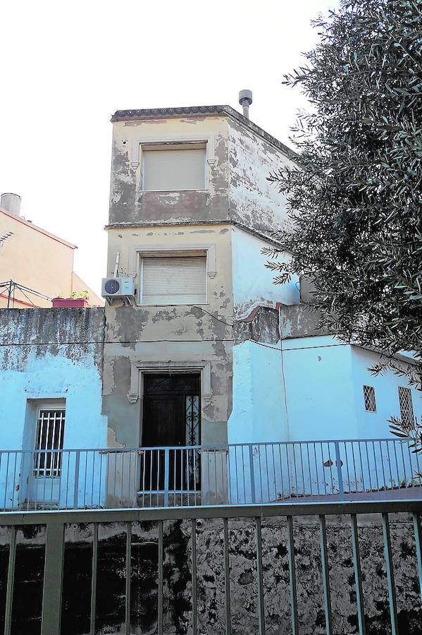 Xeresa. Una deteriorada vivienda con humedades, situada en el edificio de la oficina postal, esperaba a los refugiados.