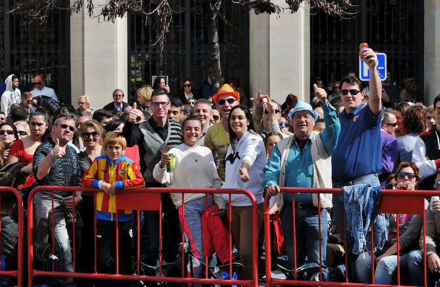 Fallas 2017 | Búscate en las fotografías de la mascletà de Ricardo Caballer en la plaza del Ayuntamiento