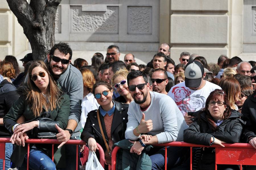 Fallas 2017 | Búscate en las fotografías de la mascletà de Ricardo Caballer en la plaza del Ayuntamiento