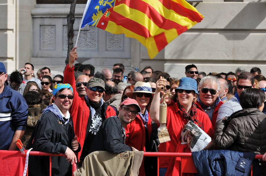 Fallas 2017 | Búscate en las fotografías de la mascletà de Ricardo Caballer en la plaza del Ayuntamiento