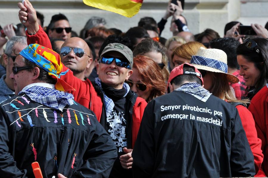 Fallas 2017 | Búscate en las fotografías de la mascletà de Ricardo Caballer en la plaza del Ayuntamiento