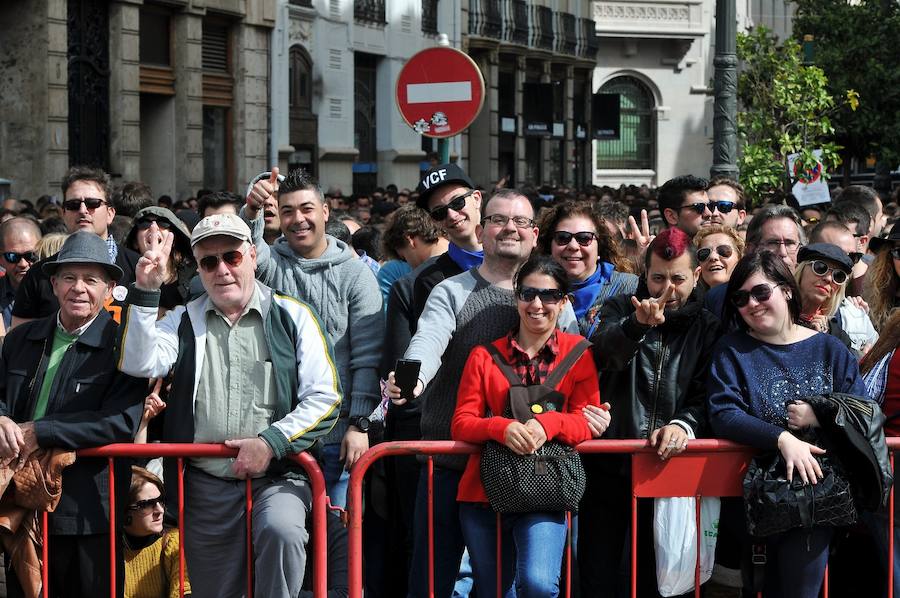 Fallas 2017 | Búscate en las fotografías de la mascletà de Ricardo Caballer en la plaza del Ayuntamiento