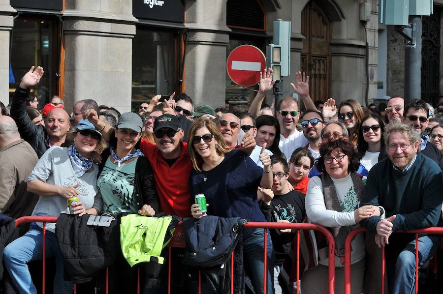 Fallas 2017 | Búscate en las fotografías de la mascletà de Ricardo Caballer en la plaza del Ayuntamiento